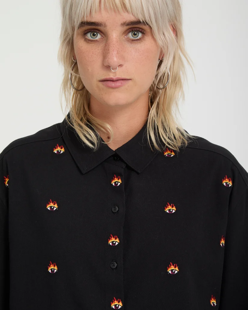 Το Volcom FA Ozzy Shirt είναι ένα γυναικείο μακρυμάνικο πουκάμισο με boxy fit εφαρμογή, που συνδυάζει άνεση με ξεχωριστό streetwear χαρακτήρα.