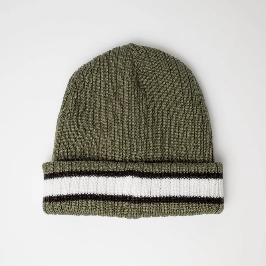 Το Mens Bones Reversible Beanie Hat της Rusty είναι ένα ευέλικτο χειμερινό σκουφάκι με reversible σχεδιασμό, που σου προσφέρει δύο διαφορετικές εμφανίσεις σε ένα. Η απαλή πλεκτή κατασκευή προσφέρει ζεστασιά και άνεση χωρίς ενοχλητική αίσθηση στο δέρμα.
