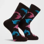 Οι Volcom FA Ozzy Sock 1 είναι ανδρικές ψηλές crew κάλτσες με ιδιαίτερο all-over jacquard σχέδιο, σχεδιασμένες για άνεση και σταθερή εφαρμογή στην καθημερινότητα.