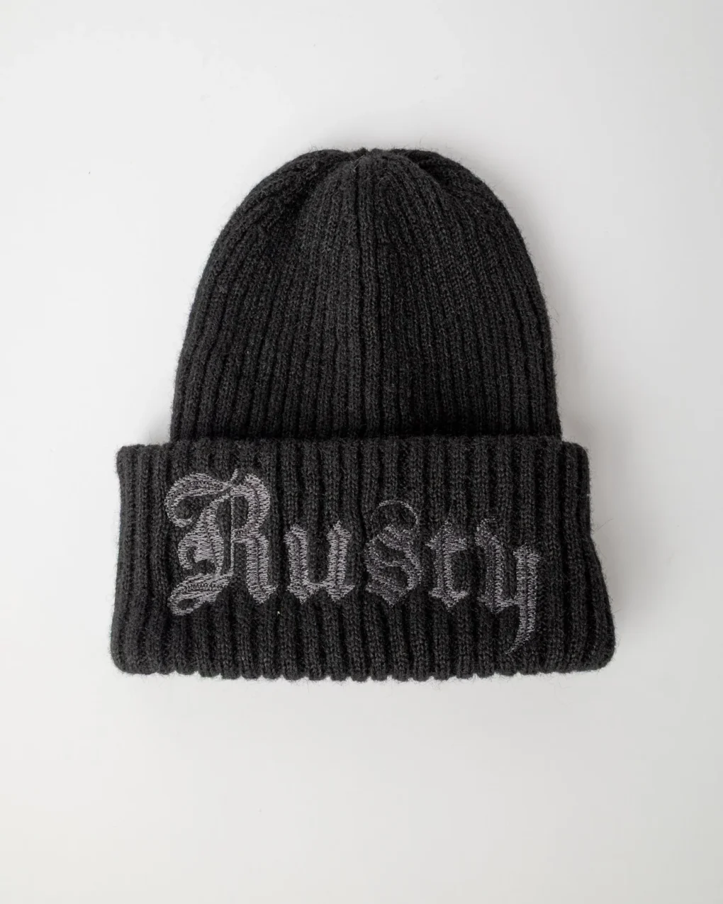 Rusty – Roxanne Beanie Το Roxanne Beanie της Rusty είναι ένα ζεστό και άνετο πλεκτό σκουφάκι, ιδανικό για τις κρύες ημέρες και για καθημερινό casual ή streetwear styling. Η σύνθεσή του συνδυάζει ανακυκλωμένο polyester, nylon, acrylic και wool, προσφέροντας απαλή αίσθηση και ζεστασιά.