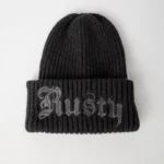 Rusty – Roxanne Beanie Το Roxanne Beanie της Rusty είναι ένα ζεστό και άνετο πλεκτό σκουφάκι, ιδανικό για τις κρύες ημέρες και για καθημερινό casual ή streetwear styling. Η σύνθεσή του συνδυάζει ανακυκλωμένο polyester, nylon, acrylic και wool, προσφέροντας απαλή αίσθηση και ζεστασιά.