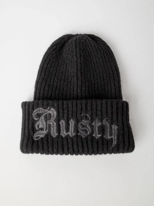 Rusty – Roxanne Beanie Το Roxanne Beanie της Rusty είναι ένα ζεστό και άνετο πλεκτό σκουφάκι, ιδανικό για τις κρύες ημέρες και για καθημερινό casual ή streetwear styling. Η σύνθεσή του συνδυάζει ανακυκλωμένο polyester, nylon, acrylic και wool, προσφέροντας απαλή αίσθηση και ζεστασιά.