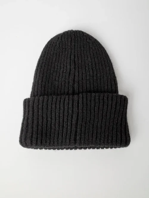 Rusty – Roxanne Beanie Το Roxanne Beanie της Rusty είναι ένα ζεστό και άνετο πλεκτό σκουφάκι, ιδανικό για τις κρύες ημέρες και για καθημερινό casual ή streetwear styling. Η σύνθεσή του συνδυάζει ανακυκλωμένο polyester, nylon, acrylic και wool, προσφέροντας απαλή αίσθηση και ζεστασιά.