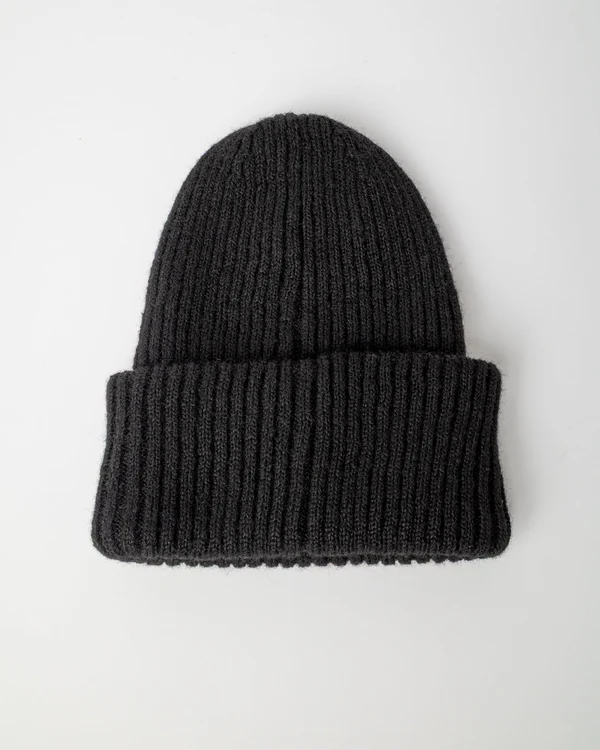 Rusty – Roxanne Beanie Το Roxanne Beanie της Rusty είναι ένα ζεστό και άνετο πλεκτό σκουφάκι, ιδανικό για τις κρύες ημέρες και για καθημερινό casual ή streetwear styling. Η σύνθεσή του συνδυάζει ανακυκλωμένο polyester, nylon, acrylic και wool, προσφέροντας απαλή αίσθηση και ζεστασιά.