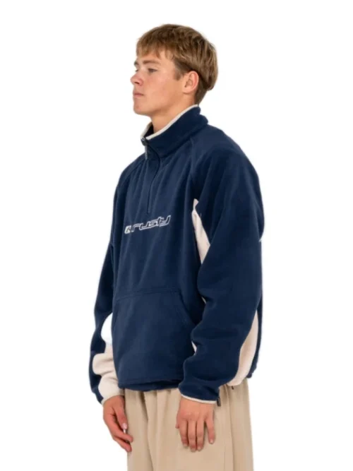 Η Rusty Blizzard Quarter Zip Polar Fleece Navy Blue συνδυάζει retro outdoor αισθητική με τη ζεστασιά και την άνεση του polar fleece. Η σκούρα μπλε απόχρωση Navy Blue δημιουργεί ένα διαχρονικό αποτέλεσμα, ενώ ο ρετρό σχεδιασμός με τις αντιθετικές φάσες προσθέτει ξεχωριστό χαρακτήρα στην εμφάνιση.