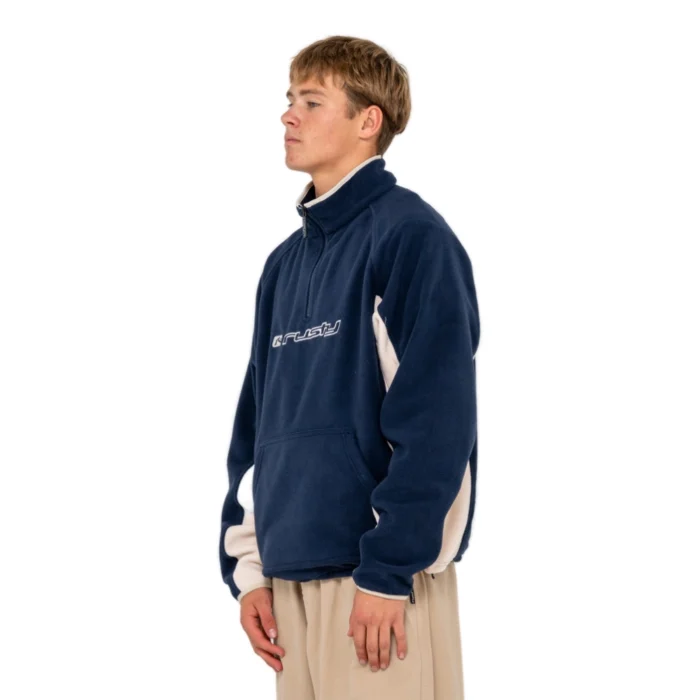 Η Rusty Blizzard Quarter Zip Polar Fleece Navy Blue συνδυάζει retro outdoor αισθητική με τη ζεστασιά και την άνεση του polar fleece. Η σκούρα μπλε απόχρωση Navy Blue δημιουργεί ένα διαχρονικό αποτέλεσμα, ενώ ο ρετρό σχεδιασμός με τις αντιθετικές φάσες προσθέτει ξεχωριστό χαρακτήρα στην εμφάνιση.
