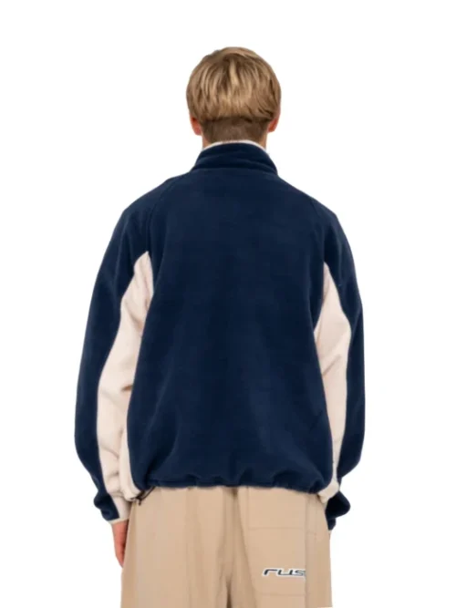 Η Rusty Blizzard Quarter Zip Polar Fleece Navy Blue συνδυάζει retro outdoor αισθητική με τη ζεστασιά και την άνεση του polar fleece. Η σκούρα μπλε απόχρωση Navy Blue δημιουργεί ένα διαχρονικό αποτέλεσμα, ενώ ο ρετρό σχεδιασμός με τις αντιθετικές φάσες προσθέτει ξεχωριστό χαρακτήρα στην εμφάνιση.
