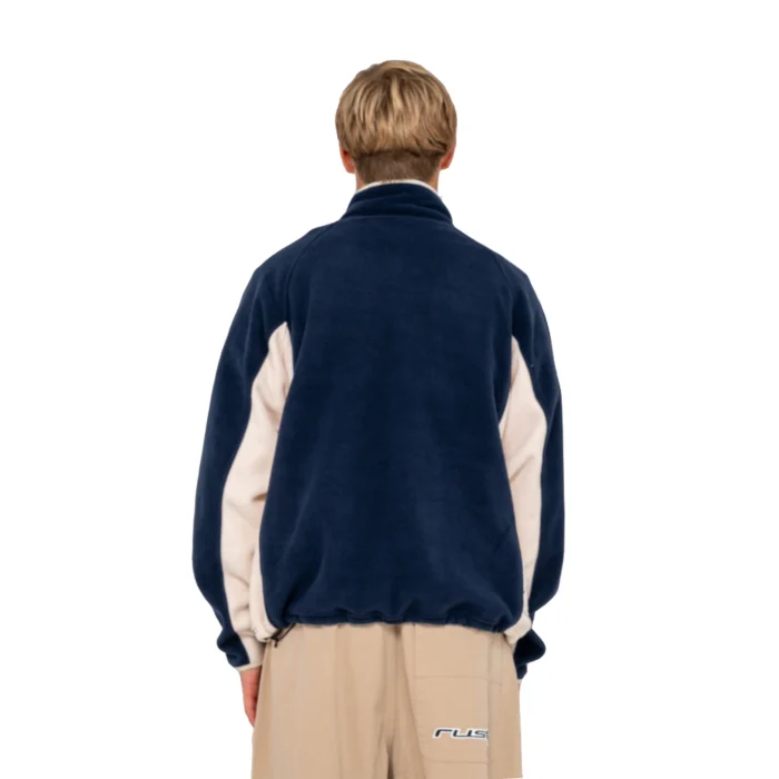 Η Rusty Blizzard Quarter Zip Polar Fleece Navy Blue συνδυάζει retro outdoor αισθητική με τη ζεστασιά και την άνεση του polar fleece. Η σκούρα μπλε απόχρωση Navy Blue δημιουργεί ένα διαχρονικό αποτέλεσμα, ενώ ο ρετρό σχεδιασμός με τις αντιθετικές φάσες προσθέτει ξεχωριστό χαρακτήρα στην εμφάνιση.