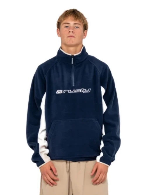Η Rusty Blizzard Quarter Zip Polar Fleece Navy Blue συνδυάζει retro outdoor αισθητική με τη ζεστασιά και την άνεση του polar fleece. Η σκούρα μπλε απόχρωση Navy Blue δημιουργεί ένα διαχρονικό αποτέλεσμα, ενώ ο ρετρό σχεδιασμός με τις αντιθετικές φάσες προσθέτει ξεχωριστό χαρακτήρα στην εμφάνιση.