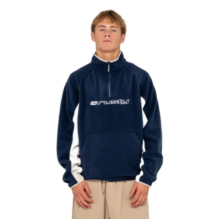 Η Rusty Blizzard Quarter Zip Polar Fleece Navy Blue συνδυάζει retro outdoor αισθητική με τη ζεστασιά και την άνεση του polar fleece. Η σκούρα μπλε απόχρωση Navy Blue δημιουργεί ένα διαχρονικό αποτέλεσμα, ενώ ο ρετρό σχεδιασμός με τις αντιθετικές φάσες προσθέτει ξεχωριστό χαρακτήρα στην εμφάνιση.