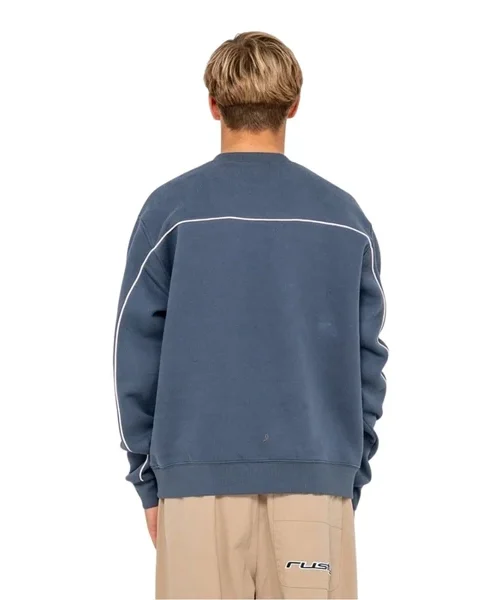 Το Rusty Trigger Crew Fleece είναι ένα ζεστό και άνετο φούτερ που ταιριάζει ιδανικά στις πιο δροσερές ημέρες. Η βαριά σύνθεση από βαμβάκι και polyester προσφέρει ζεστασιά και άνεση, χωρίς να προσθέτει περιττό όγκο. Παράλληλα, η oversized relaxed εφαρμογή αφήνει αρκετό χώρο για ελευθερία κινήσεων και δημιουργεί ένα σύγχρονο casual look.