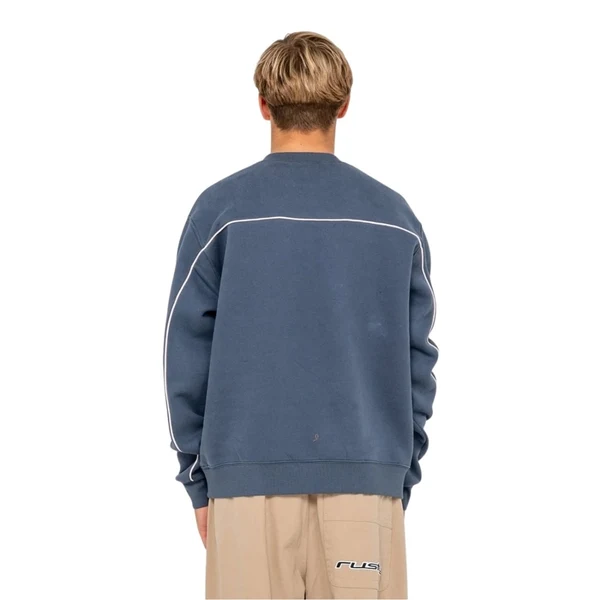 Το Rusty Trigger Crew Fleece είναι ένα ζεστό και άνετο φούτερ που ταιριάζει ιδανικά στις πιο δροσερές ημέρες. Η βαριά σύνθεση από βαμβάκι και polyester προσφέρει ζεστασιά και άνεση, χωρίς να προσθέτει περιττό όγκο. Παράλληλα, η oversized relaxed εφαρμογή αφήνει αρκετό χώρο για ελευθερία κινήσεων και δημιουργεί ένα σύγχρονο casual look.