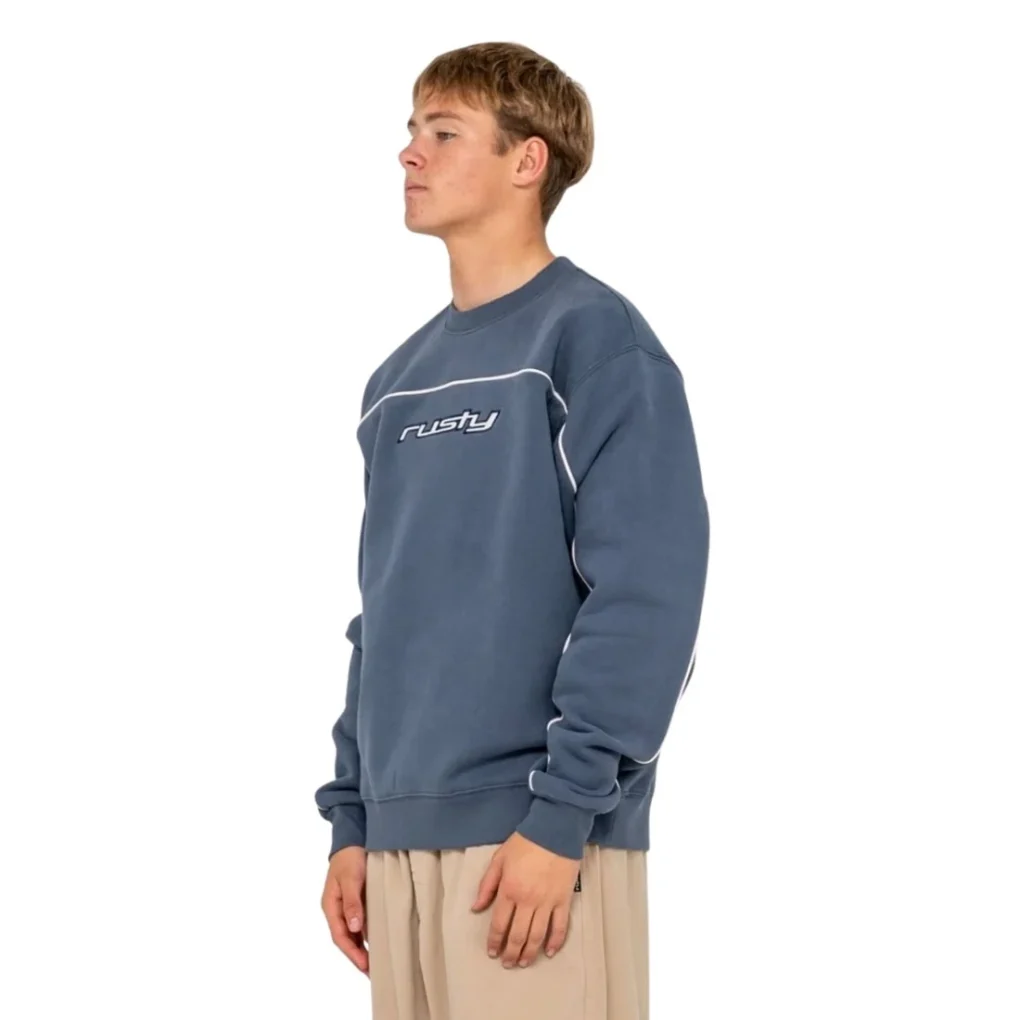 Το Rusty Trigger Crew Fleece είναι ένα ζεστό και άνετο φούτερ που ταιριάζει ιδανικά στις πιο δροσερές ημέρες. Η βαριά σύνθεση από βαμβάκι και polyester προσφέρει ζεστασιά και άνεση, χωρίς να προσθέτει περιττό όγκο. Παράλληλα, η oversized relaxed εφαρμογή αφήνει αρκετό χώρο για ελευθερία κινήσεων και δημιουργεί ένα σύγχρονο casual look.