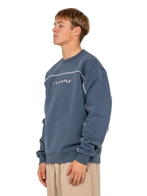 Το Rusty Trigger Crew Fleece είναι ένα ζεστό και άνετο φούτερ που ταιριάζει ιδανικά στις πιο δροσερές ημέρες. Η βαριά σύνθεση από βαμβάκι και polyester προσφέρει ζεστασιά και άνεση, χωρίς να προσθέτει περιττό όγκο. Παράλληλα, η oversized relaxed εφαρμογή αφήνει αρκετό χώρο για ελευθερία κινήσεων και δημιουργεί ένα σύγχρονο casual look.