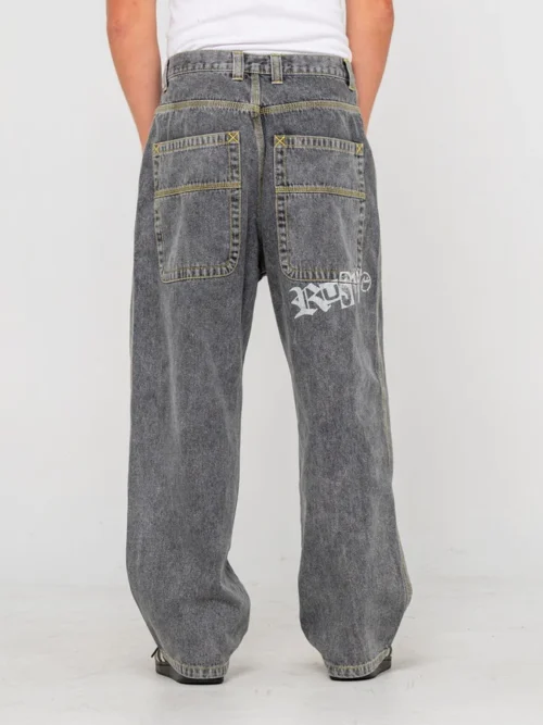 Rusty – Redemption Baggy Jean Το Rusty Redemption Baggy Jean διαθέτει baggy εφαρμογή με χαλαρή, oversized γραμμή για έντονο streetwear χαρακτήρα. Κατασκευάζεται από 100% cotton indigo denim και διαθέτει contrast ραφές, oversized τσέπες και χαρακτηριστικό Rusty Ransom screen print.