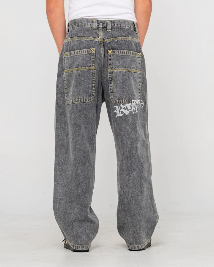 Rusty – Redemption Baggy Jean Το Rusty Redemption Baggy Jean διαθέτει baggy εφαρμογή με χαλαρή, oversized γραμμή για έντονο streetwear χαρακτήρα. Κατασκευάζεται από 100% cotton indigo denim και διαθέτει contrast ραφές, oversized τσέπες και χαρακτηριστικό Rusty Ransom screen print.