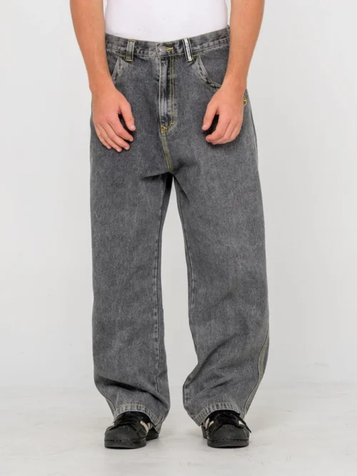 Rusty – Redemption Baggy Jean Το Rusty Redemption Baggy Jean διαθέτει baggy εφαρμογή με χαλαρή, oversized γραμμή για έντονο streetwear χαρακτήρα. Κατασκευάζεται από 100% cotton indigo denim και διαθέτει contrast ραφές, oversized τσέπες και χαρακτηριστικό Rusty Ransom screen print.