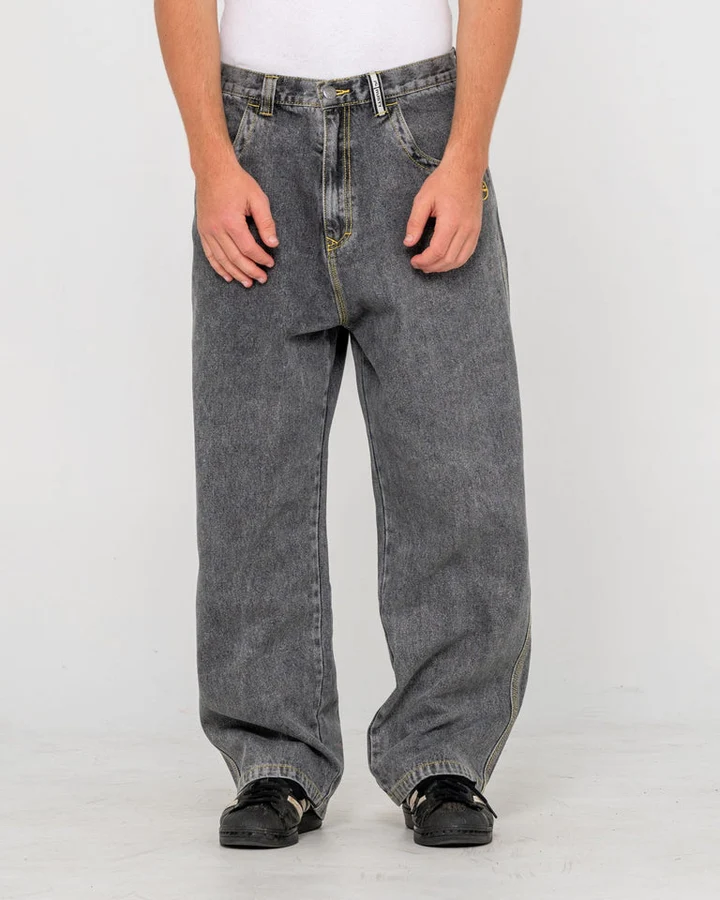 Rusty – Redemption Baggy Jean Το Rusty Redemption Baggy Jean διαθέτει baggy εφαρμογή με χαλαρή, oversized γραμμή για έντονο streetwear χαρακτήρα. Κατασκευάζεται από 100% cotton indigo denim και διαθέτει contrast ραφές, oversized τσέπες και χαρακτηριστικό Rusty Ransom screen print.