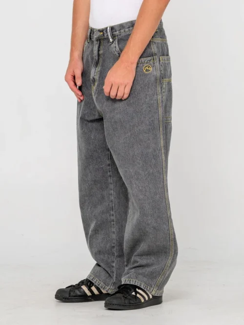 Rusty – Redemption Baggy Jean Το Rusty Redemption Baggy Jean διαθέτει baggy εφαρμογή με χαλαρή, oversized γραμμή για έντονο streetwear χαρακτήρα. Κατασκευάζεται από 100% cotton indigo denim και διαθέτει contrast ραφές, oversized τσέπες και χαρακτηριστικό Rusty Ransom screen print.