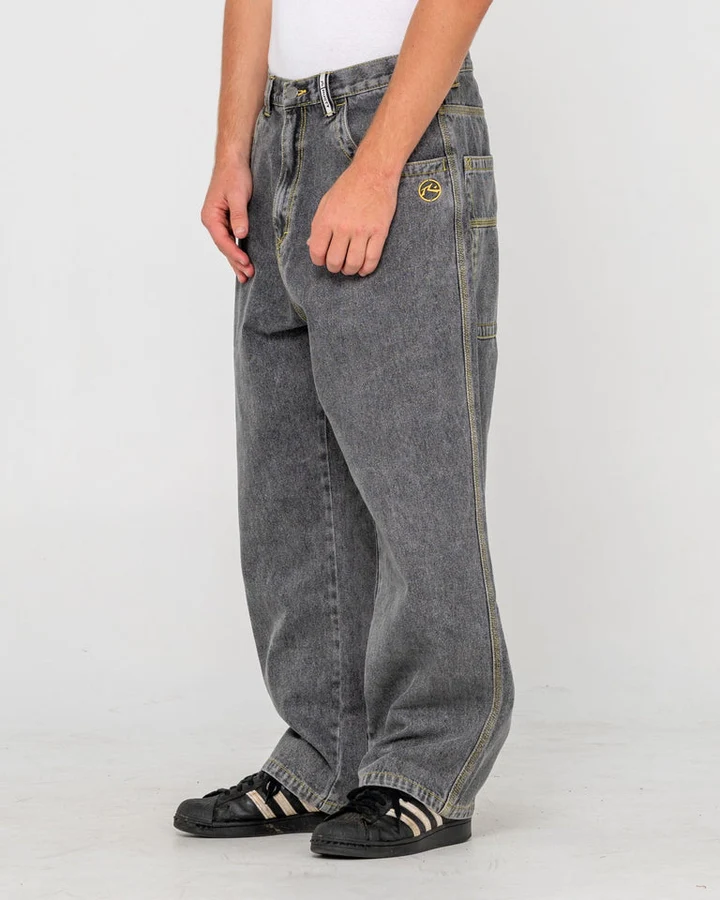 Rusty – Redemption Baggy Jean Το Rusty Redemption Baggy Jean διαθέτει baggy εφαρμογή με χαλαρή, oversized γραμμή για έντονο streetwear χαρακτήρα. Κατασκευάζεται από 100% cotton indigo denim και διαθέτει contrast ραφές, oversized τσέπες και χαρακτηριστικό Rusty Ransom screen print.