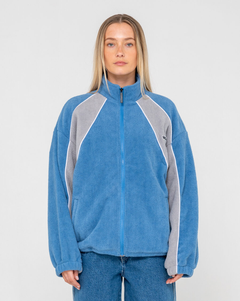 W26-FTL0842-BUG-1 Το Two Tides Zip Through Sherpa Fleece είναι το ιδανικό fleece για τα κρύα πρωινά, τις εξορμήσεις στην παραλία και κάθε στιγμή που χρειάζεσαι ένα επιπλέον layer. Η oversized γραμμή προσφέρει άνεση και ελευθερία κινήσεων, ενώ παράλληλα δημιουργεί ένα relaxed look που ταιριάζει ιδανικά σε casual και outdoor εμφανίσεις.