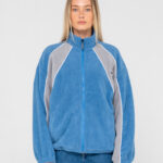Το Two Tides Zip Through Sherpa Fleece είναι το ιδανικό fleece για τα κρύα πρωινά, τις εξορμήσεις στην παραλία και κάθε στιγμή που χρειάζεσαι ένα επιπλέον layer. Η oversized γραμμή προσφέρει άνεση και ελευθερία κινήσεων, ενώ παράλληλα δημιουργεί ένα relaxed look που ταιριάζει ιδανικά σε casual και outdoor εμφανίσεις.