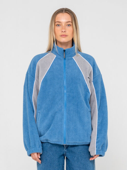 Το Two Tides Zip Through Sherpa Fleece είναι το ιδανικό fleece για τα κρύα πρωινά, τις εξορμήσεις στην παραλία και κάθε στιγμή που χρειάζεσαι ένα επιπλέον layer. Η oversized γραμμή προσφέρει άνεση και ελευθερία κινήσεων, ενώ παράλληλα δημιουργεί ένα relaxed look που ταιριάζει ιδανικά σε casual και outdoor εμφανίσεις.