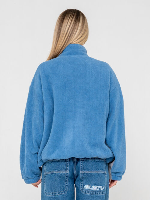 Το Two Tides Zip Through Sherpa Fleece είναι το ιδανικό fleece για τα κρύα πρωινά, τις εξορμήσεις στην παραλία και κάθε στιγμή που χρειάζεσαι ένα επιπλέον layer. Η oversized γραμμή προσφέρει άνεση και ελευθερία κινήσεων, ενώ παράλληλα δημιουργεί ένα relaxed look που ταιριάζει ιδανικά σε casual και outdoor εμφανίσεις.