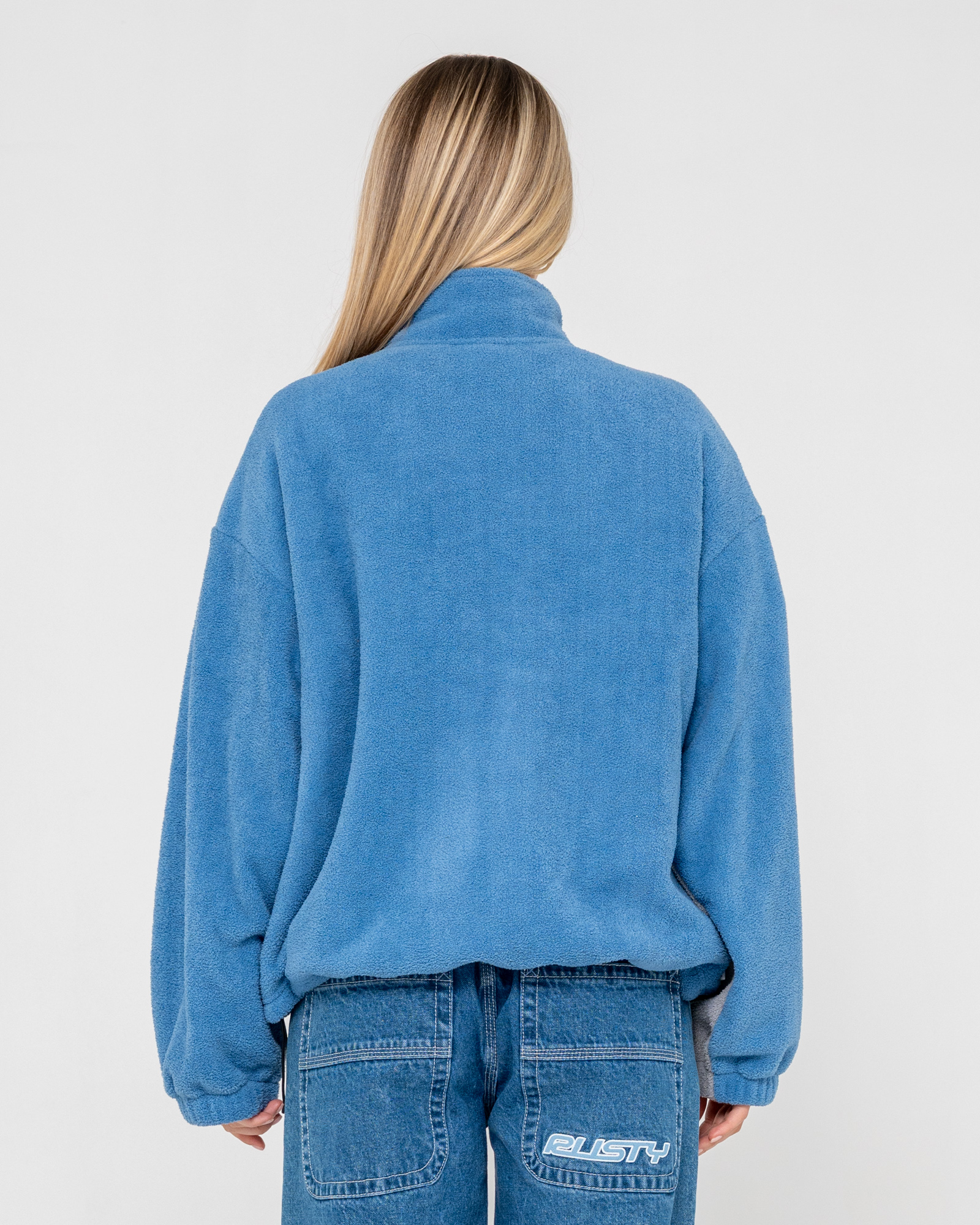 Το Two Tides Zip Through Sherpa Fleece είναι το ιδανικό fleece για τα κρύα πρωινά, τις εξορμήσεις στην παραλία και κάθε στιγμή που χρειάζεσαι ένα επιπλέον layer. Η oversized γραμμή προσφέρει άνεση και ελευθερία κινήσεων, ενώ παράλληλα δημιουργεί ένα relaxed look που ταιριάζει ιδανικά σε casual και outdoor εμφανίσεις.