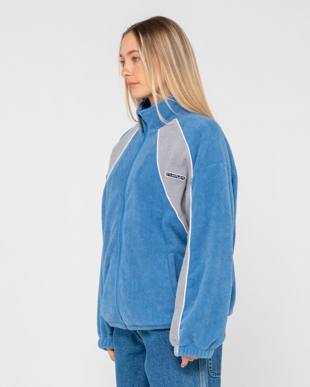 Το Two Tides Zip Through Sherpa Fleece είναι το ιδανικό fleece για τα κρύα πρωινά, τις εξορμήσεις στην παραλία και κάθε στιγμή που χρειάζεσαι ένα επιπλέον layer. Η oversized γραμμή προσφέρει άνεση και ελευθερία κινήσεων, ενώ παράλληλα δημιουργεί ένα relaxed look που ταιριάζει ιδανικά σε casual και outdoor εμφανίσεις.