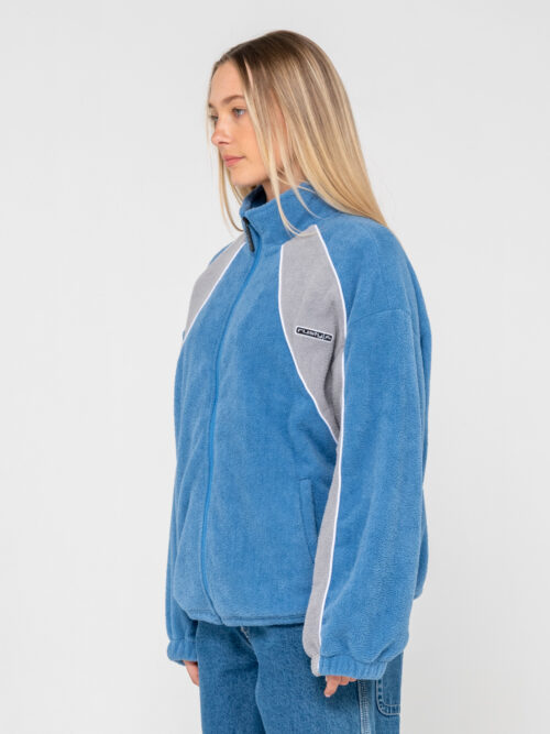 Το Two Tides Zip Through Sherpa Fleece είναι το ιδανικό fleece για τα κρύα πρωινά, τις εξορμήσεις στην παραλία και κάθε στιγμή που χρειάζεσαι ένα επιπλέον layer. Η oversized γραμμή προσφέρει άνεση και ελευθερία κινήσεων, ενώ παράλληλα δημιουργεί ένα relaxed look που ταιριάζει ιδανικά σε casual και outdoor εμφανίσεις.