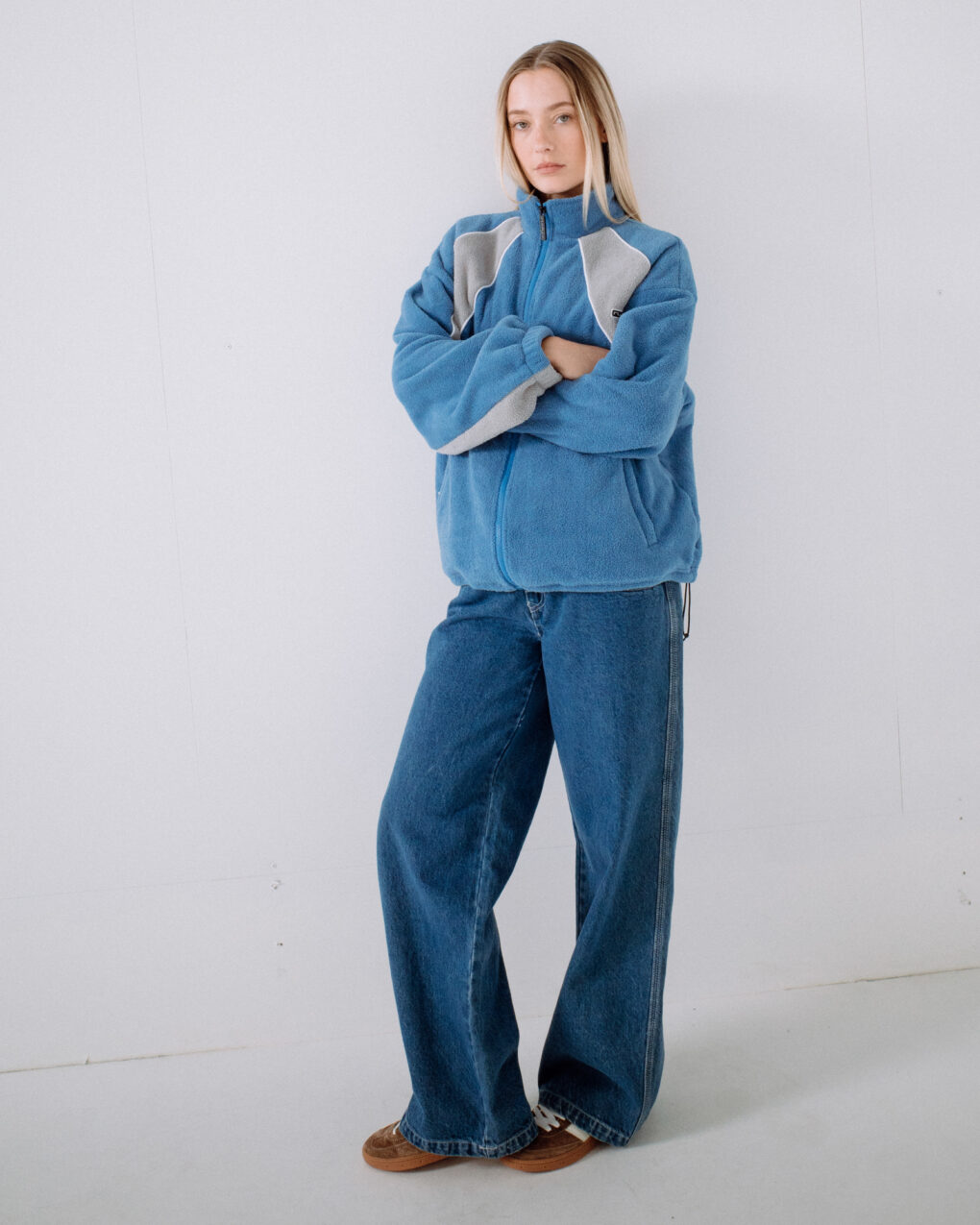 Το Two Tides Zip Through Sherpa Fleece είναι το ιδανικό fleece για τα κρύα πρωινά, τις εξορμήσεις στην παραλία και κάθε στιγμή που χρειάζεσαι ένα επιπλέον layer. Η oversized γραμμή προσφέρει άνεση και ελευθερία κινήσεων, ενώ παράλληλα δημιουργεί ένα relaxed look που ταιριάζει ιδανικά σε casual και outdoor εμφανίσεις.