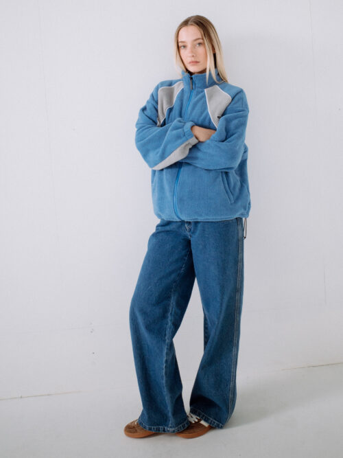 Το Two Tides Zip Through Sherpa Fleece είναι το ιδανικό fleece για τα κρύα πρωινά, τις εξορμήσεις στην παραλία και κάθε στιγμή που χρειάζεσαι ένα επιπλέον layer. Η oversized γραμμή προσφέρει άνεση και ελευθερία κινήσεων, ενώ παράλληλα δημιουργεί ένα relaxed look που ταιριάζει ιδανικά σε casual και outdoor εμφανίσεις.