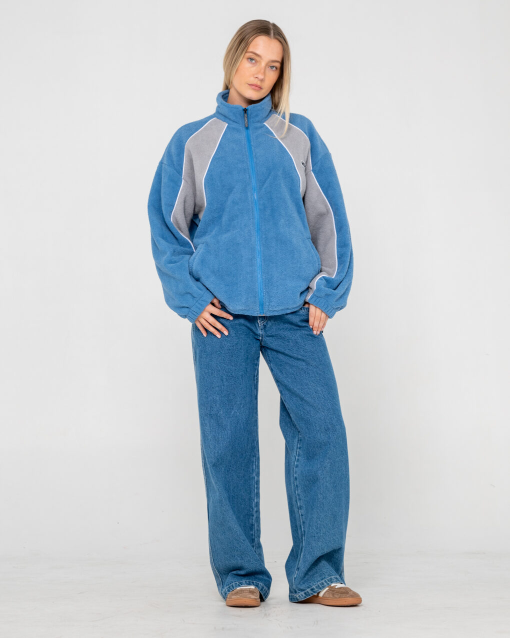 Το Two Tides Zip Through Sherpa Fleece είναι το ιδανικό fleece για τα κρύα πρωινά, τις εξορμήσεις στην παραλία και κάθε στιγμή που χρειάζεσαι ένα επιπλέον layer. Η oversized γραμμή προσφέρει άνεση και ελευθερία κινήσεων, ενώ παράλληλα δημιουργεί ένα relaxed look που ταιριάζει ιδανικά σε casual και outdoor εμφανίσεις.