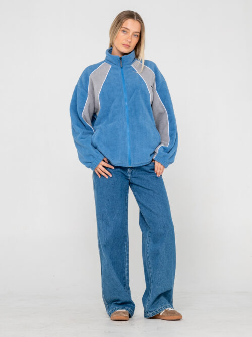 Το Two Tides Zip Through Sherpa Fleece είναι το ιδανικό fleece για τα κρύα πρωινά, τις εξορμήσεις στην παραλία και κάθε στιγμή που χρειάζεσαι ένα επιπλέον layer. Η oversized γραμμή προσφέρει άνεση και ελευθερία κινήσεων, ενώ παράλληλα δημιουργεί ένα relaxed look που ταιριάζει ιδανικά σε casual και outdoor εμφανίσεις.