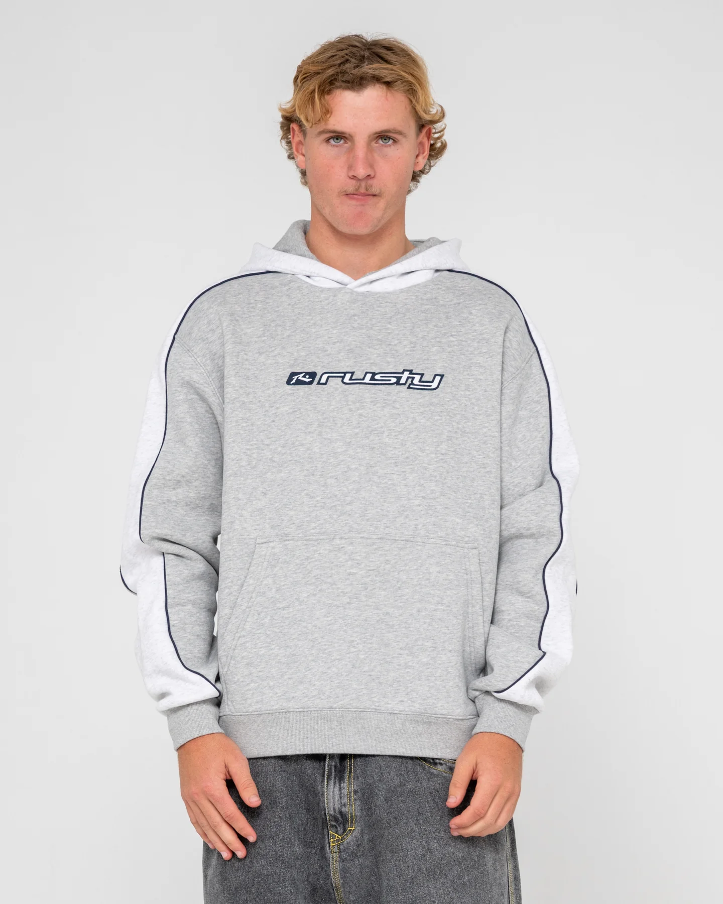 Το Panela Anderson 2.0 Hooded Fleece Rusty συνδυάζει άνεση, ζεστασιά και relaxed streetwear αισθητική. Η R2K relaxed εφαρμογή προσφέρει ελευθερία κινήσεων, ενώ παράλληλα δημιουργεί μια σύγχρονη και άνετη σιλουέτα για καθημερινές εμφανίσεις.
