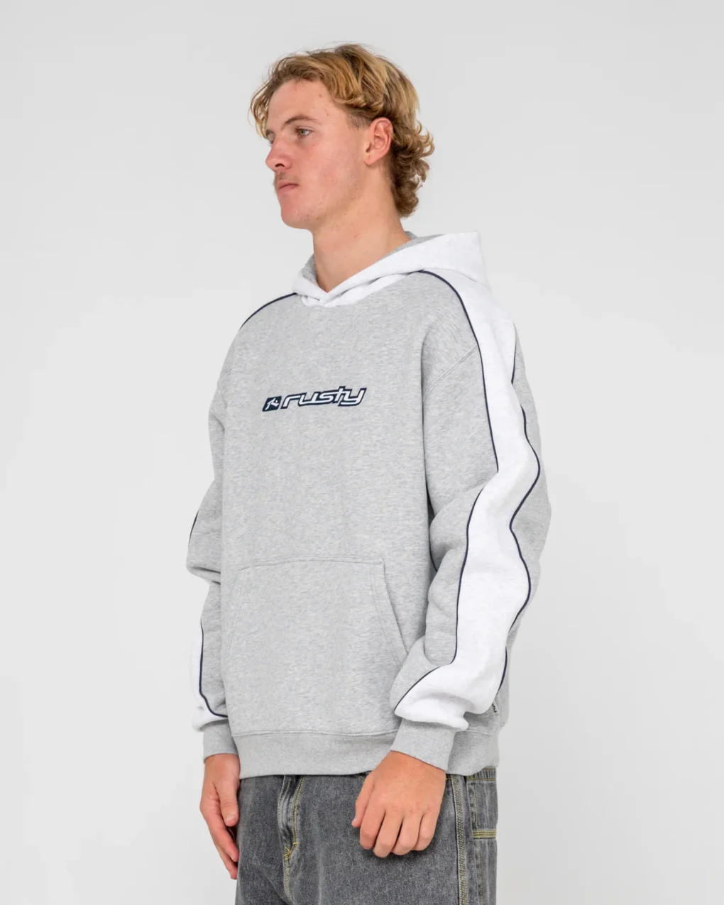 Το Panela Anderson 2.0 Hooded Fleece Rusty συνδυάζει άνεση, ζεστασιά και relaxed streetwear αισθητική. Η R2K relaxed εφαρμογή προσφέρει ελευθερία κινήσεων, ενώ παράλληλα δημιουργεί μια σύγχρονη και άνετη σιλουέτα για καθημερινές εμφανίσεις.