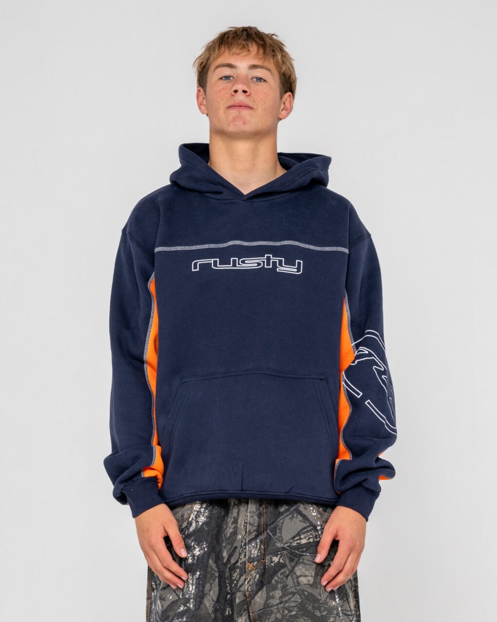 Το Rusty Titan Hooded Fleece σε Navy Blue συνδυάζει άνεση, ζεστασιά και σύγχρονη R2K αισθητική. Η oversized εφαρμογή δημιουργεί μια relaxed σιλουέτα, ενώ παράλληλα προσφέρει αρκετό χώρο για ελευθερία κινήσεων και εύκολο layering.