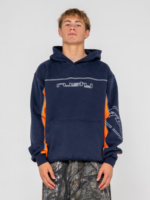Το Rusty Titan Hooded Fleece σε Navy Blue συνδυάζει άνεση, ζεστασιά και σύγχρονη R2K αισθητική. Η oversized εφαρμογή δημιουργεί μια relaxed σιλουέτα, ενώ παράλληλα προσφέρει αρκετό χώρο για ελευθερία κινήσεων και εύκολο layering.