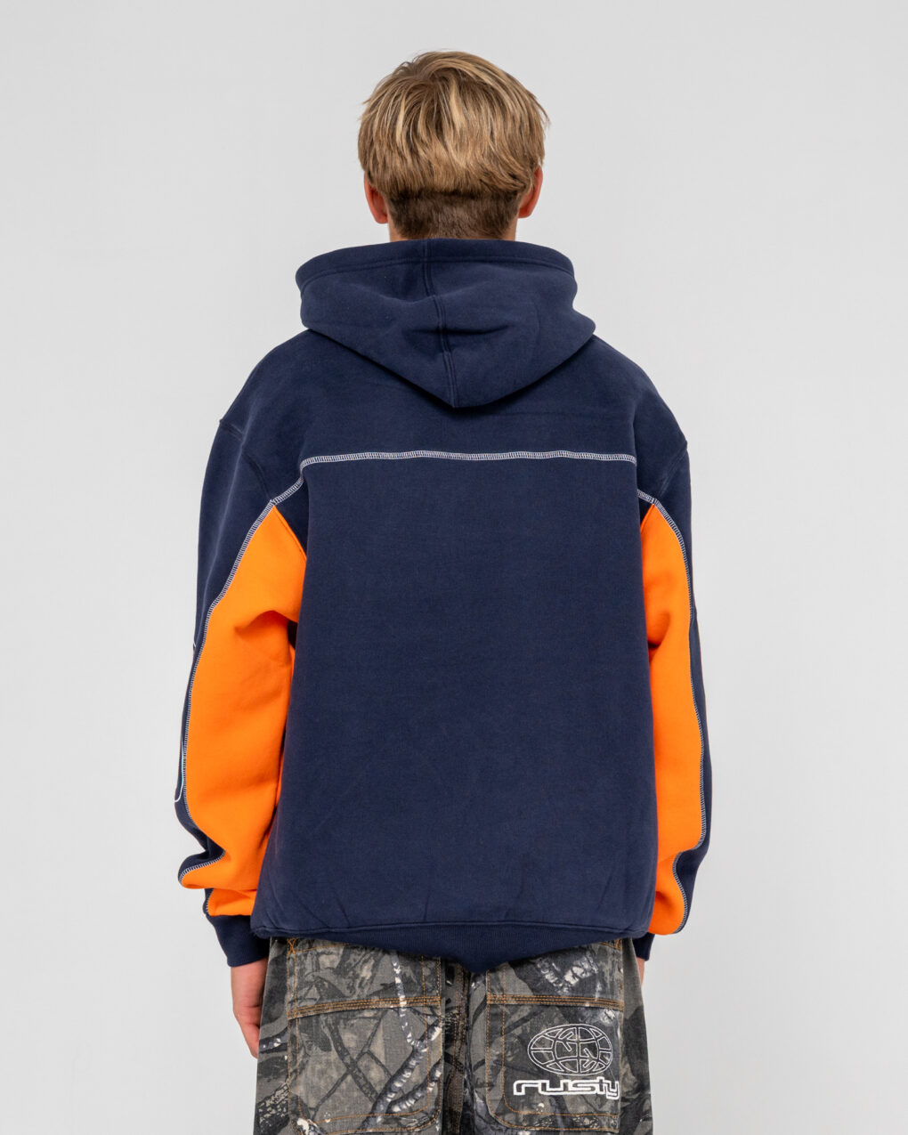 Το Rusty Titan Hooded Fleece σε Navy Blue συνδυάζει άνεση, ζεστασιά και σύγχρονη R2K αισθητική. Η oversized εφαρμογή δημιουργεί μια relaxed σιλουέτα, ενώ παράλληλα προσφέρει αρκετό χώρο για ελευθερία κινήσεων και εύκολο layering.