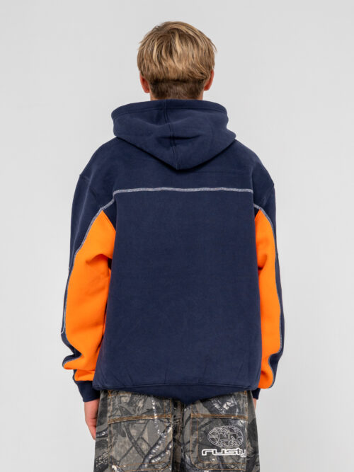 Το Rusty Titan Hooded Fleece σε Navy Blue συνδυάζει άνεση, ζεστασιά και σύγχρονη R2K αισθητική. Η oversized εφαρμογή δημιουργεί μια relaxed σιλουέτα, ενώ παράλληλα προσφέρει αρκετό χώρο για ελευθερία κινήσεων και εύκολο layering.