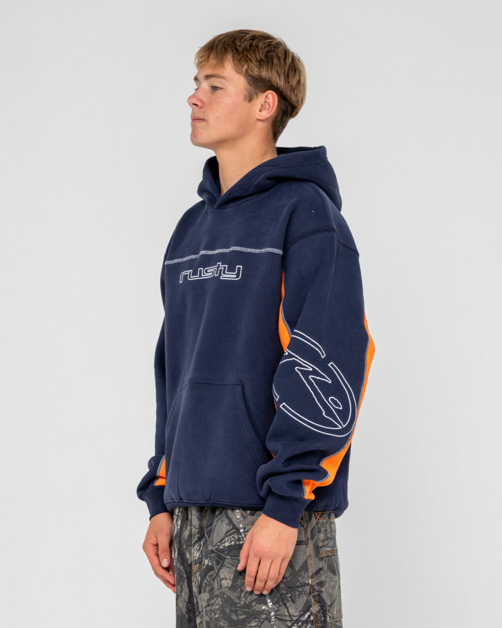 Το Rusty Titan Hooded Fleece σε Navy Blue συνδυάζει άνεση, ζεστασιά και σύγχρονη R2K αισθητική. Η oversized εφαρμογή δημιουργεί μια relaxed σιλουέτα, ενώ παράλληλα προσφέρει αρκετό χώρο για ελευθερία κινήσεων και εύκολο layering.
