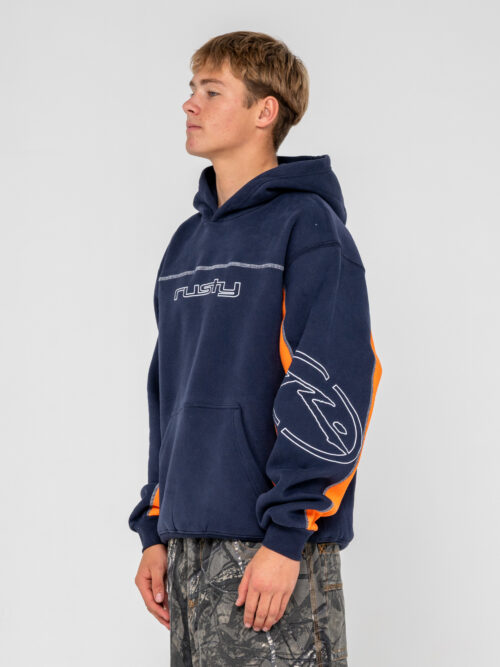 Το Rusty Titan Hooded Fleece σε Navy Blue συνδυάζει άνεση, ζεστασιά και σύγχρονη R2K αισθητική. Η oversized εφαρμογή δημιουργεί μια relaxed σιλουέτα, ενώ παράλληλα προσφέρει αρκετό χώρο για ελευθερία κινήσεων και εύκολο layering.