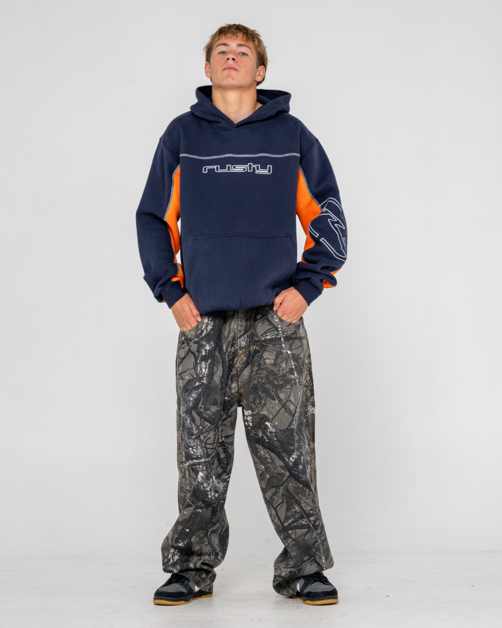 Το Rusty Titan Hooded Fleece σε Navy Blue συνδυάζει άνεση, ζεστασιά και σύγχρονη R2K αισθητική. Η oversized εφαρμογή δημιουργεί μια relaxed σιλουέτα, ενώ παράλληλα προσφέρει αρκετό χώρο για ελευθερία κινήσεων και εύκολο layering.