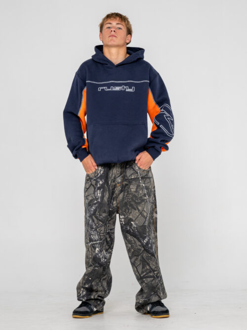Το Rusty Titan Hooded Fleece σε Navy Blue συνδυάζει άνεση, ζεστασιά και σύγχρονη R2K αισθητική. Η oversized εφαρμογή δημιουργεί μια relaxed σιλουέτα, ενώ παράλληλα προσφέρει αρκετό χώρο για ελευθερία κινήσεων και εύκολο layering.