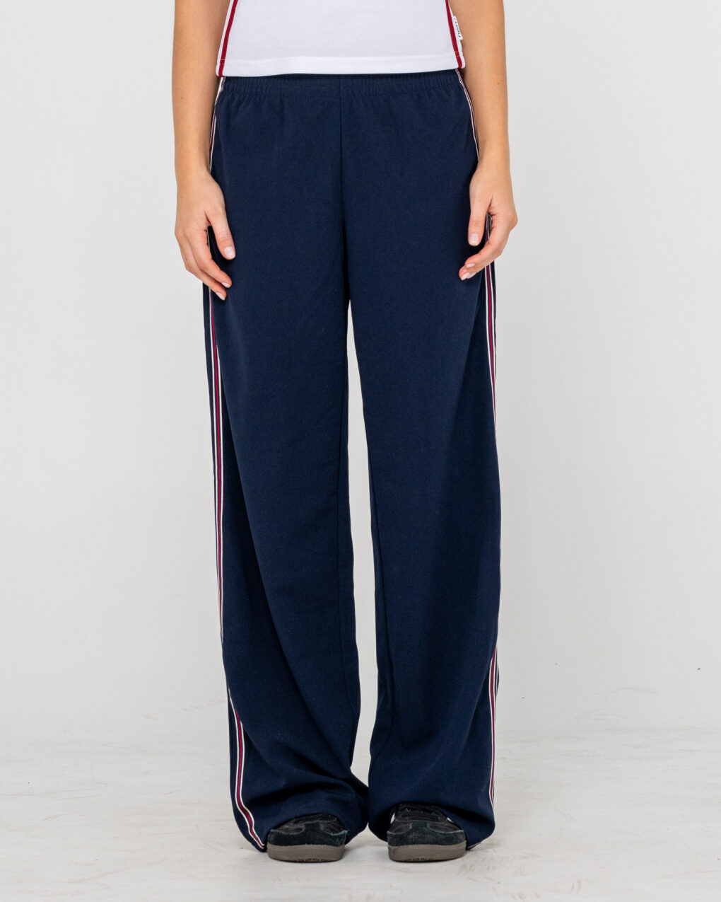 Rusty – Brother Bronson Lounge Pant Το Brother Bronson Lounge Pant της Rusty είναι ένα άνετο γυναικείο παντελόνι με relaxed εφαρμογή και ίσια γραμμή, ιδανικό για καθημερινή χρήση, χαλάρωση στο σπίτι ή casual streetwear εμφανίσεις.