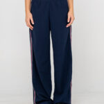 Rusty – Brother Bronson Lounge Pant Το Brother Bronson Lounge Pant της Rusty είναι ένα άνετο γυναικείο παντελόνι με relaxed εφαρμογή και ίσια γραμμή, ιδανικό για καθημερινή χρήση, χαλάρωση στο σπίτι ή casual streetwear εμφανίσεις.