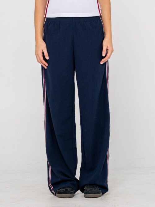 Rusty – Brother Bronson Lounge Pant Το Brother Bronson Lounge Pant της Rusty είναι ένα άνετο γυναικείο παντελόνι με relaxed εφαρμογή και ίσια γραμμή, ιδανικό για καθημερινή χρήση, χαλάρωση στο σπίτι ή casual streetwear εμφανίσεις.