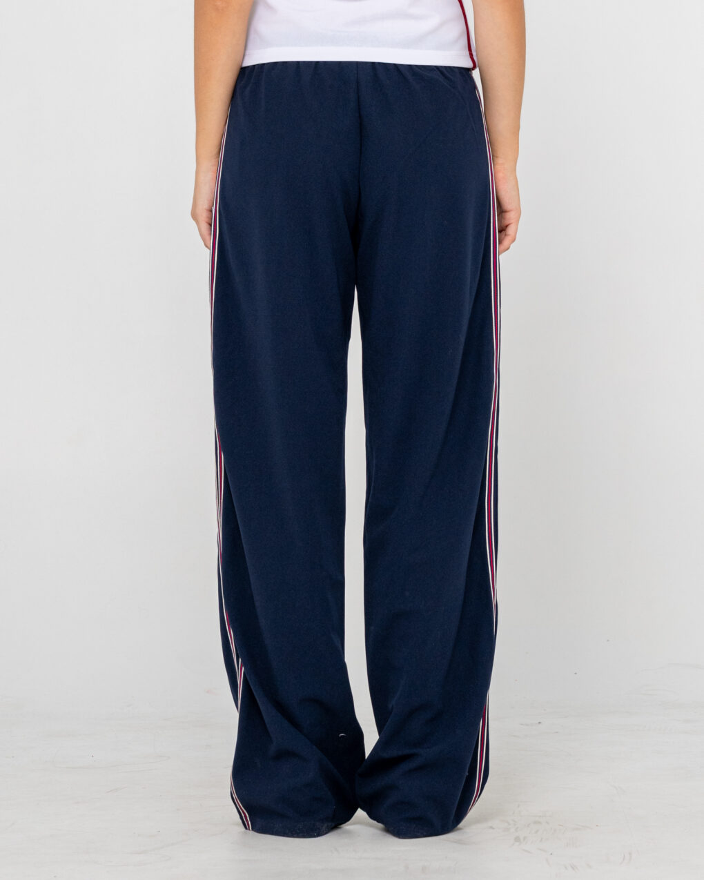 Rusty – Brother Bronson Lounge Pant Το Brother Bronson Lounge Pant της Rusty είναι ένα άνετο γυναικείο παντελόνι με relaxed εφαρμογή και ίσια γραμμή, ιδανικό για καθημερινή χρήση, χαλάρωση στο σπίτι ή casual streetwear εμφανίσεις.
