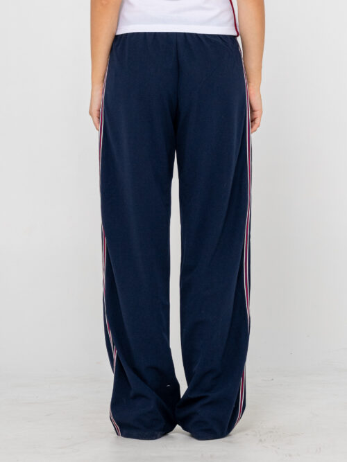 Rusty – Brother Bronson Lounge Pant Το Brother Bronson Lounge Pant της Rusty είναι ένα άνετο γυναικείο παντελόνι με relaxed εφαρμογή και ίσια γραμμή, ιδανικό για καθημερινή χρήση, χαλάρωση στο σπίτι ή casual streetwear εμφανίσεις.